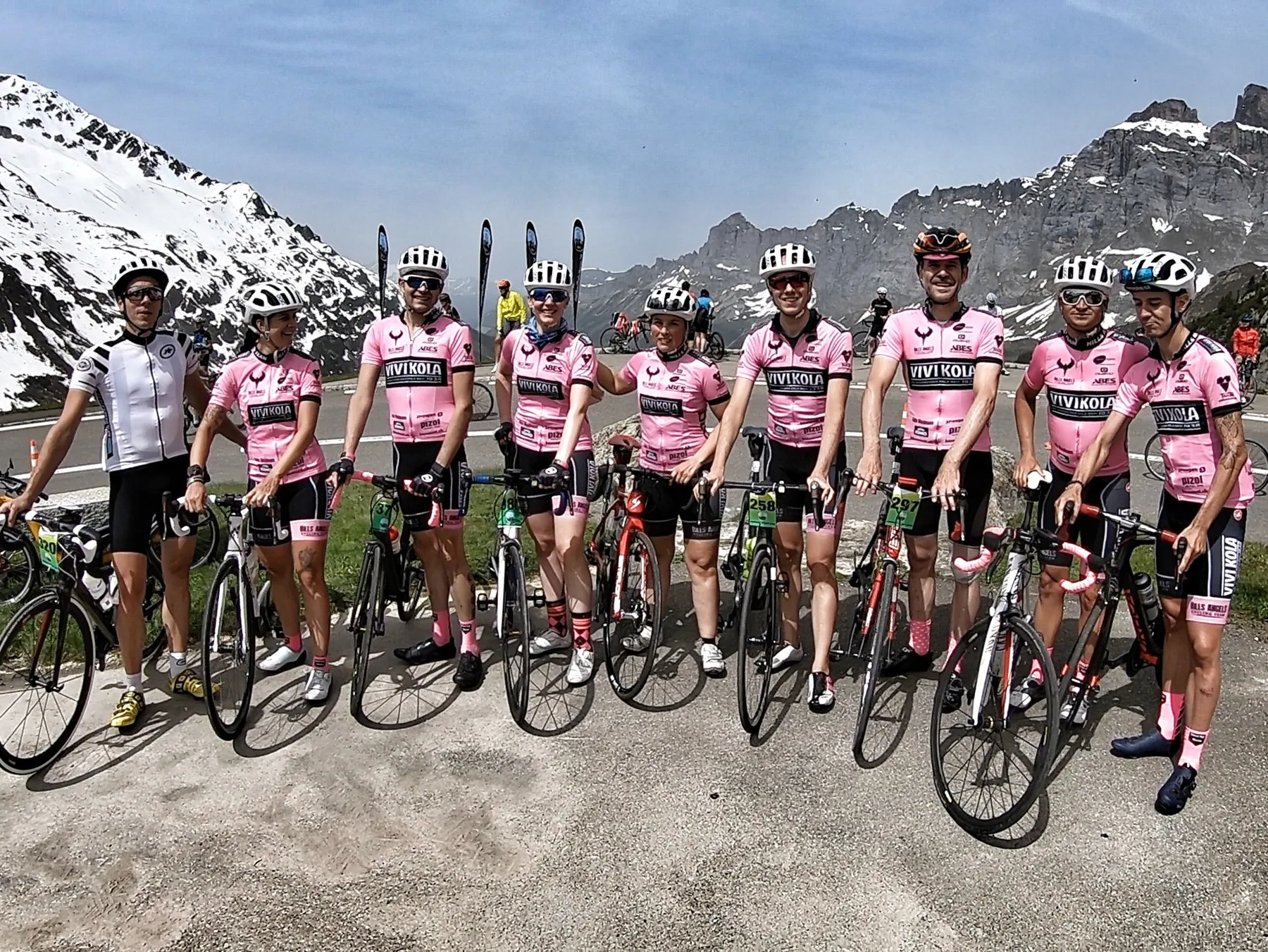 Hills Angels Gruppenfoto vor alpiner Bergkulisse