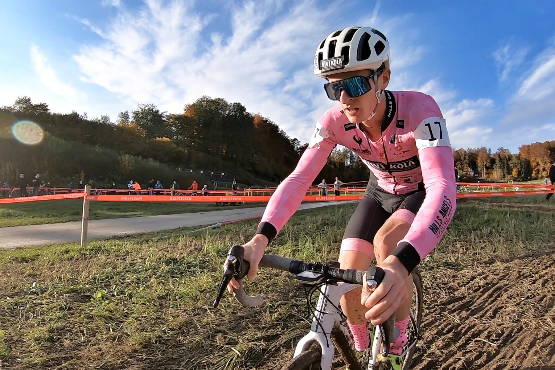 Cyclocross oder Gravel Szene mit Hills Angels Trikot