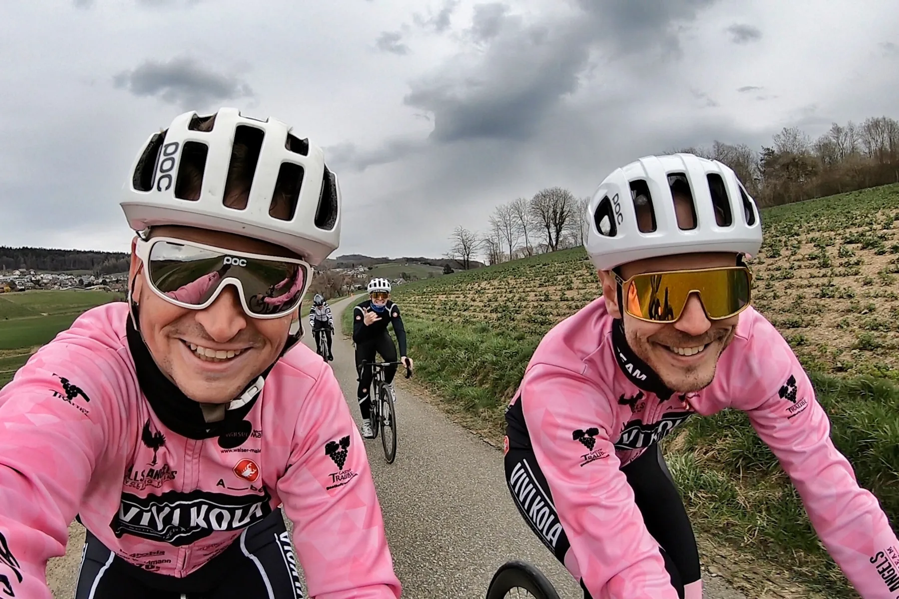 Zwei Hills Angels Fahrer machen Selfie auf dem Rad